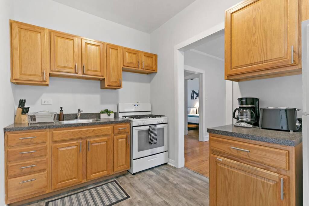 Well-Furnished 1Br Apt In Popular Spot - Belmont J3 Чикаго Екстериор снимка